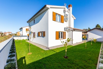 Detached house in Pula.  8 km.