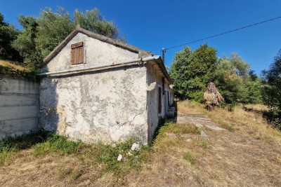Baugrundstück mit Ruinenhaus in Labin zu verkaufen, mit Meerblick und Projekt.
