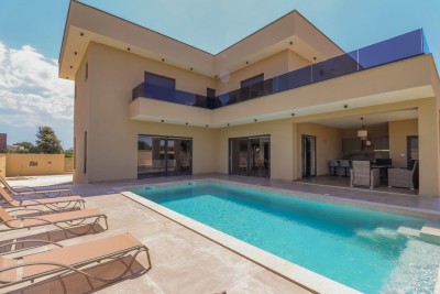 NA PRODAJO: Moderna samostojna vila blizu Pule – Loborika.