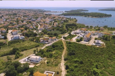 Terreno edificabile a Medulin, Mukalba, situato nelle immediate vicinanze del mare e della spiaggia.