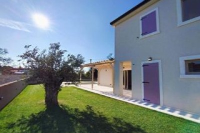 Prodaje se samostojeća kuća, 169 m2, s bazenom, Marčana