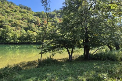 Gorski Kotar, Štefanci – 1.654 m² Grundstück direkt an der Kupa, 70 m Ufer und Privatstrand
