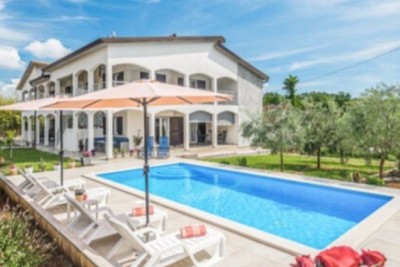 POREČ, Freistehendes Haus mit Pool und 5 Wohneinheiten