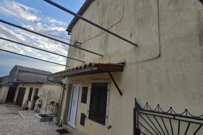 Obiteljska kuća sa 2 objekta i šternom,BARBAN okolica