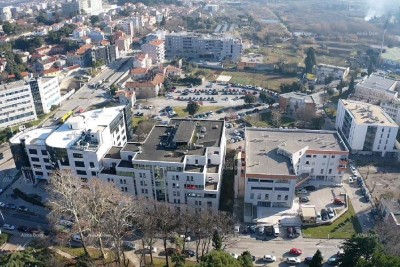 Pula, vicino al mercato di Pula. Edificio residenziale e commerciale.