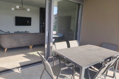 Vrhunski trosoban stan z vrtom in bazenom, opremljen