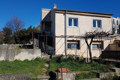 Pola! Una casa con due appartamenti e un ampio giardino.