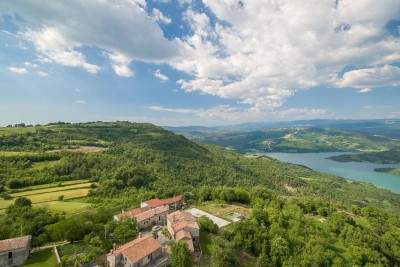 Stancija s dvije kuće,okolica Motovuna