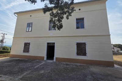KUĆA U MUTVORANU – 300+ m² IN ZEMLJIŠČE 2.980 m²