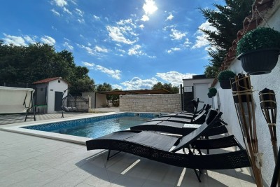 Pula Veli vrh. We are selling a house with multiple apartments and a swimming pool.