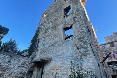 For sale: Stone house for renovation in the heart of Vodnjan.