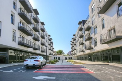 Wir verkaufen eine Wohnung in einem Neubau mit Aufzug.