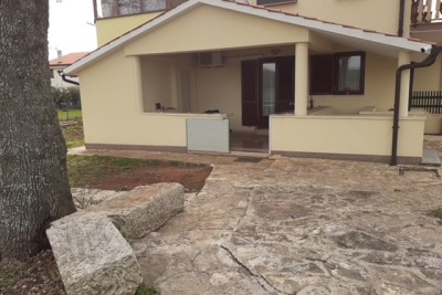 NOVIGRAD - Prodaja dva stana u obiteljskoj kući