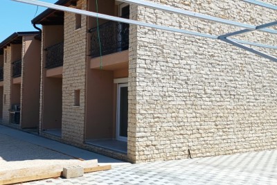 Novozgrajena večstanovanjska stavba v bližini Rovinja
