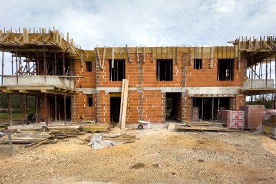 Wir verkaufen eine Wohnung mit Garage und Garten im Bau! Nähe zum Stadtzentrum von Pula.