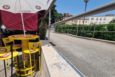 ZU VERKAUFEN – GESCHÄFTSRÄUME IM STRIKTEN ZENTRUM VON PULA (MARKT)