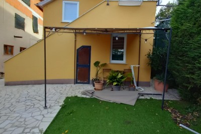 Pješčana Uvala, a 200 metri dalla spiaggia e dal mare, una graziosa casa con tre appartamenti.