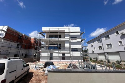 Verkauf einer Wohnung/Penthouse in Neubau mit großer Terrasse, Štinjan!