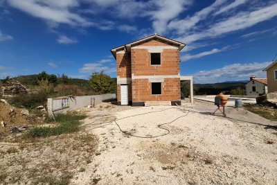 Istrien, Pićan – Rohbauhaus mit Swimmingpool