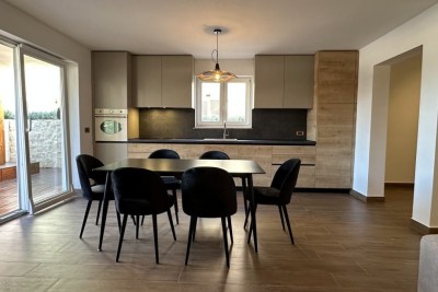 Prodaja - Luksuzan stan u novogradnji, samo 15 m udaljen od mora! Umag!