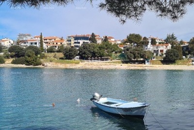 Front row to the sea and beach – house with a pool and large garden, Pješčana Uvala!