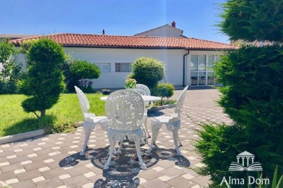 Villa di lusso con piscina, ampio giardino paesaggistico.