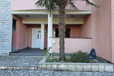 Dva stana sa parkingom u prizemlju obiteljske kuće,Labin okolica