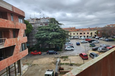 Poreč, im Bau befindliches Wohn- und Geschäftshaus mit Wohnungen und Tiefgaragen.