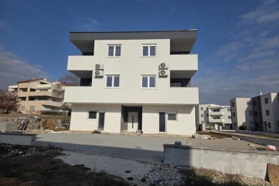 In vendita casa con tre appartamenti a Medolino