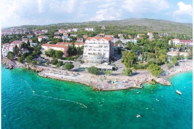 CRIKVENICA Das Hotel liegt nur 10 Meter vom kristalltürkisfarbene Meer;