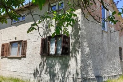 Verkauf eines Hauses mit zwei Baugrundstücken – Tinjan