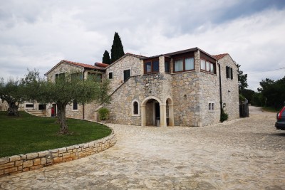 Istarska kamena vila sa bazenom i restoranom