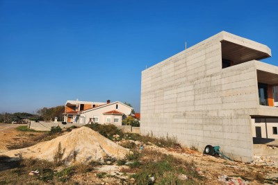 MEDULIN - gradbeno zemljišče z dovoljenjem za gradnjo moderne počitniške hiše dvojček z bazenom