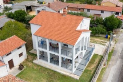 Prodajemo atraktivnu, novoizgrađenu kuću s dva velika stana, LIŽNJAN!