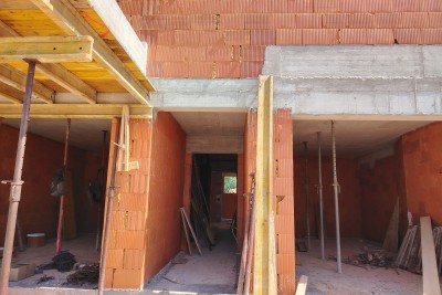 Verkauf - Wohnung mit zwei Schlafzimmern, Garten und 2 Stellplätzen