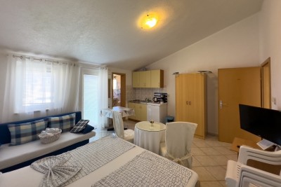 MEDULIN!  Studio apartmen na drugom katu etažirane zgrade.