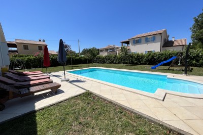 Near Marčana, stone house with pool for vacation.