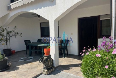 Vir, hiša s 5 apartmaji 190m od plaže