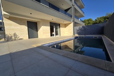 For Sale: Apartment in New Building with Pool, 90 m² Yard and Two Parking Spaces, Medulin!