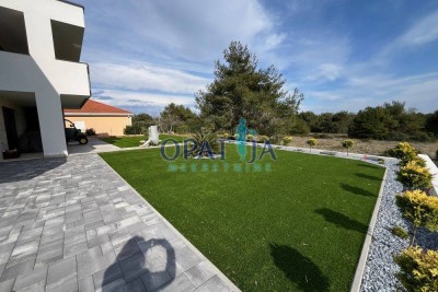 Apartma E2, vrt, obrnjen proti jugu, 450 m od morja