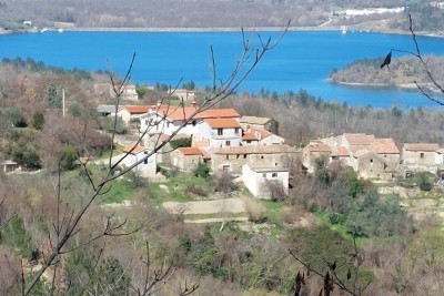 Novouređena kuća iznad jezera Butoniga