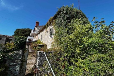 Verkauf eines alten istrischen Hauses mit großem Baugrundstück, Valbandon