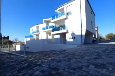 Moderner Apartment im Block B mit zwei Parkplätzen, Nähe Umag! S1