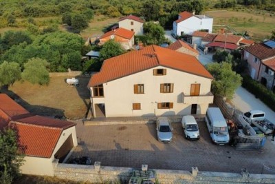 Prodaje se  kuća 420m2 sa tri stana,  Umag