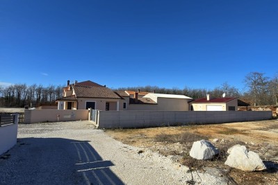 Blizna grada Svetvinčenat. Dvojna kuća okružena zelenilom.