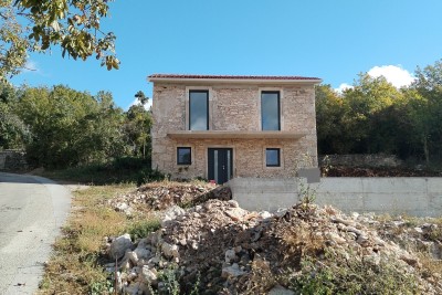 Labin, okolica, kamena kuća sa bazenom u blizini mora