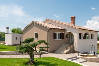 Lijepa kompletno opremljena kuća sa bazenom na prostranom zemljištu,Labin okolica