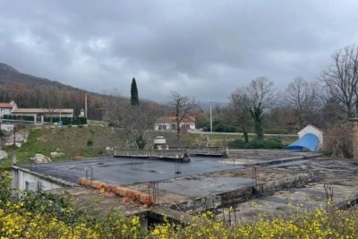 ISTRIA Lupoglav, unfinished building with land and permission for extension