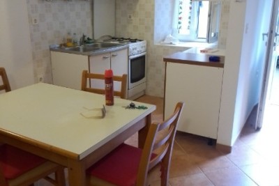 Prodaja hiše z dvoriščem in velikim zemljiščem, Barban