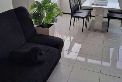 Na prodaju renoviran  stan s prekrasnim pogledom na more